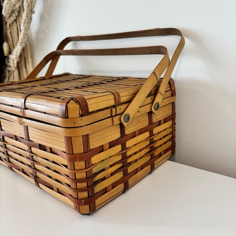 Vintage Bamboo wicker picnic basket 1970's made in Japan beige green hinged lid - Picture 3 of 13